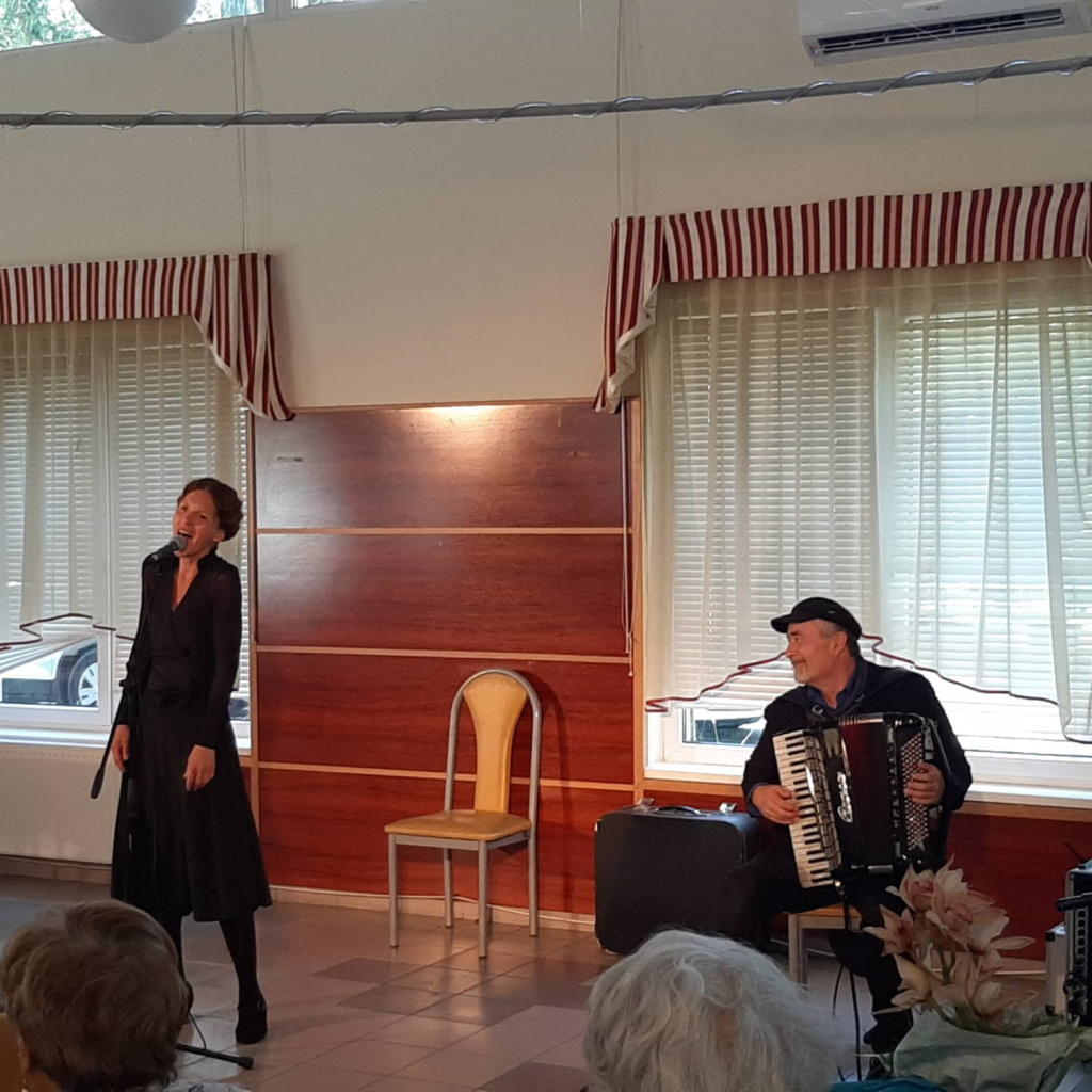 A Magyarországi Szerb Színház előadásában Párizs Hídjai című nagy sikerű zenés előadásra került sor a zuglói otthonunkban, amely Edith Piaf életéről szól.
