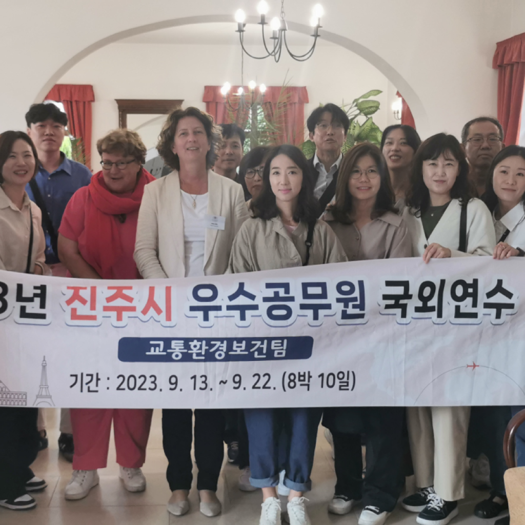 Szeptember 19-én koreai szakmai csoport látogatott a pátyi Olajág Otthonokba, ahol bemutattuk nekik az intézményhálózat működését...