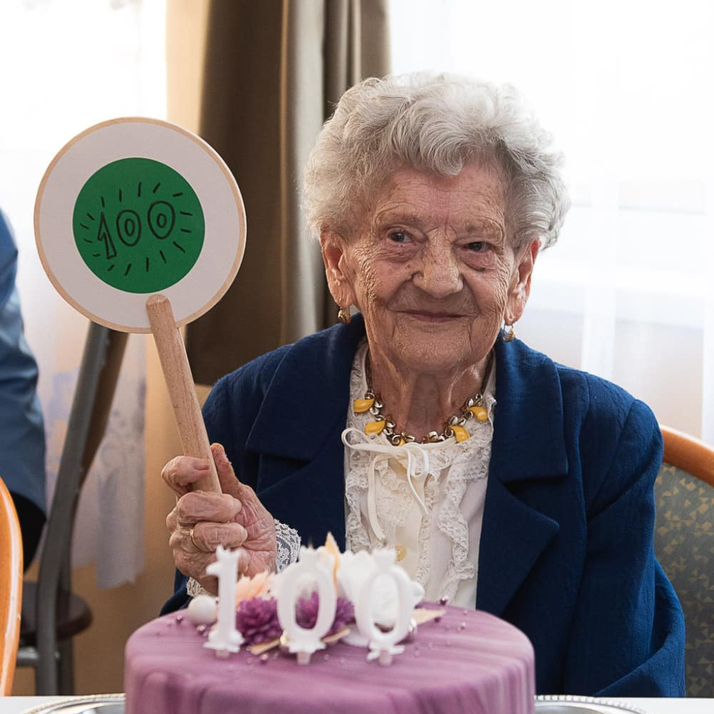 Margit néni 100. születésnapját 2023. október 14 -én ünnepeltük meg az Olajág Otthonokban. A jeles és vidám ünneplésen részt vettek Margit néni szerettei, barátai, a XXI. kerület polgármestere, Borbély Lénárd és kollégái, az intézmény dolgozói, Margit néni meghívott lakótársai.