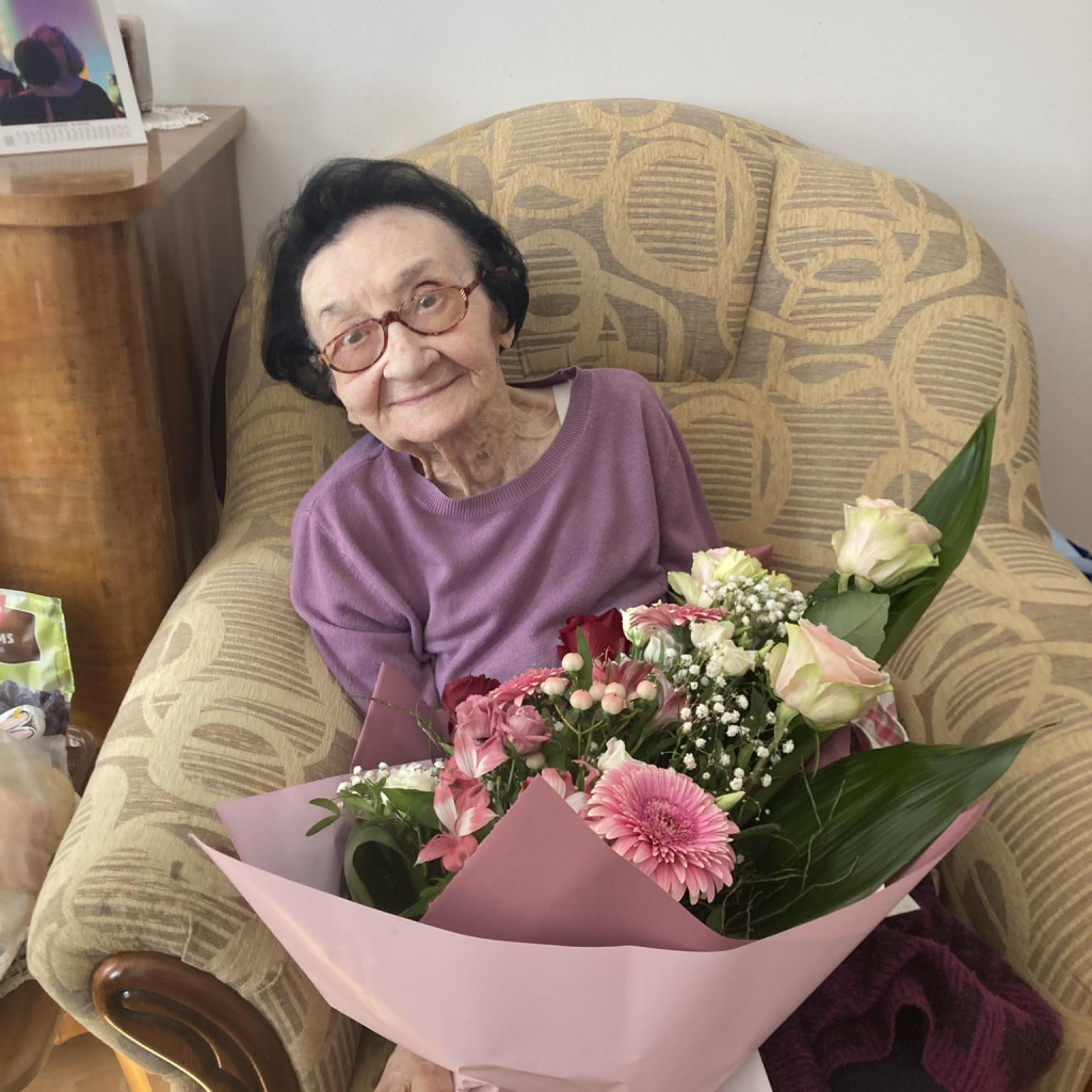 Csapó Zoltánné Ilonka néni több mint 10 éve az otthon lakója, két éve április 7-én, itt ünnepelte a 100. születésnapját.