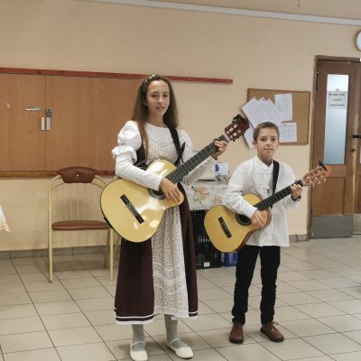 Ebéd után szól a dal