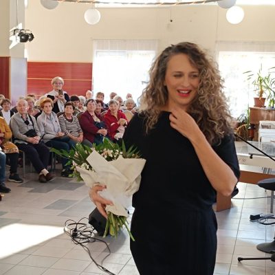 Pokorny Lia művésznő az Olajág Otthonokban