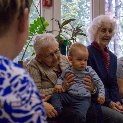 Zene, mosoly, közösség – meghitt Ringató foglalkozás a törökbálinti Olajág Otthonban