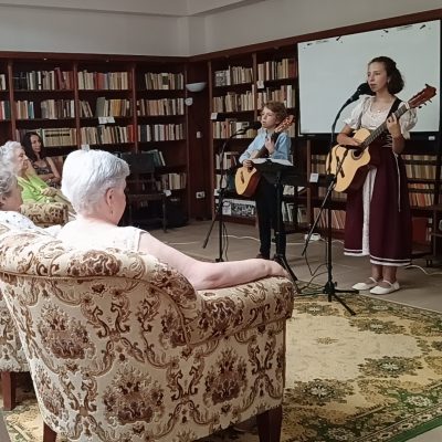 A nagy dilemma és egy jó döntés – Lili és Illés gitárműsora Pátyon